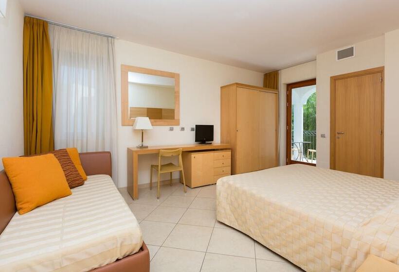 غرفة كومفورت ثلاثية, Gusmay Resort   Hotel Cala Del Turco