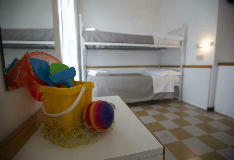 اتاق استاندارد چهارنفره با بالکن, Eden B&b