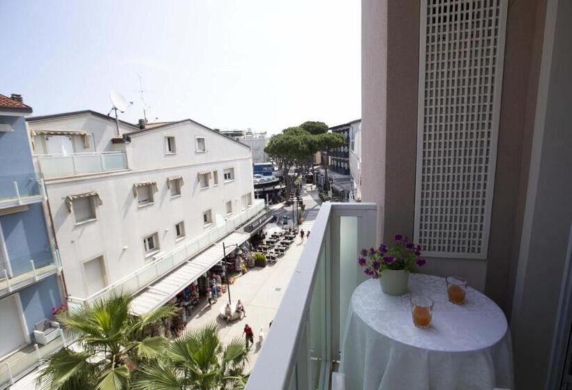 اتاق استاندارد چهارنفره با بالکن, Eden B&b