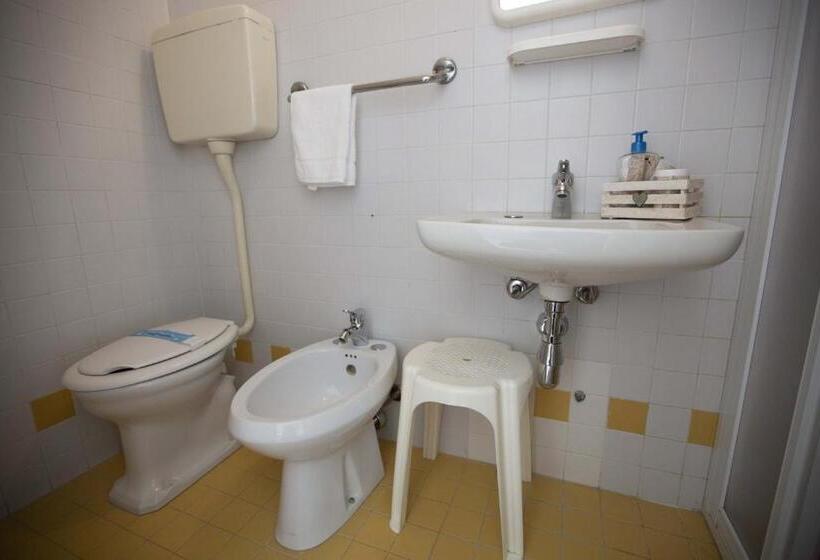 اتاق استاندارد یک تخته با بالکن, Eden B&b