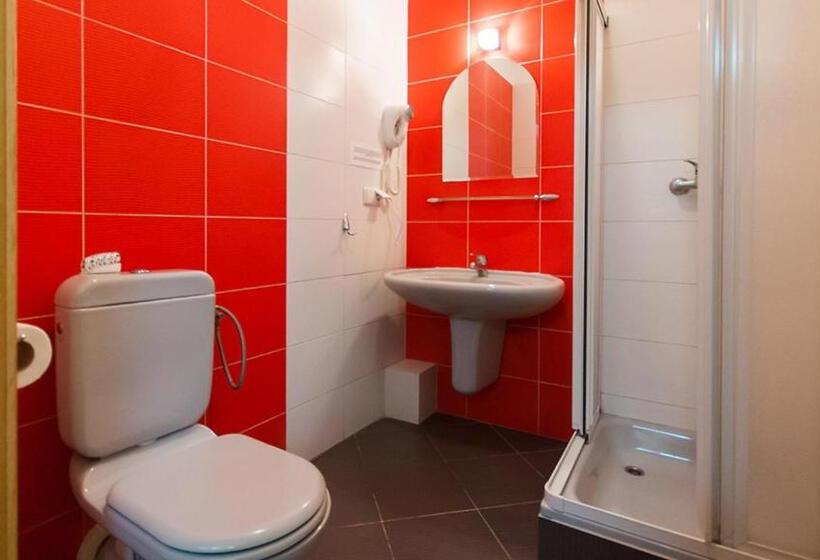 스탠다드 트리픔 룸 공동욕실, Helvetia Plus B&b   Privates And Apartments