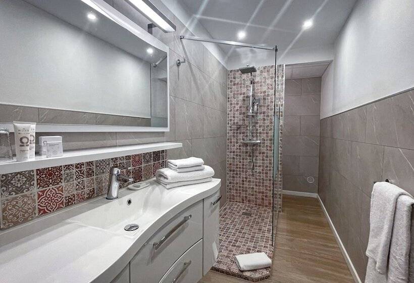 غرفة رومانسية, Les 3 Barbus