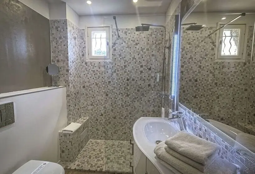 Superior Room with Balcony, Les 3 Barbus