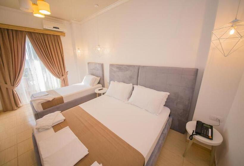 Habitació Triple Estàndard amb Balcó, Murati