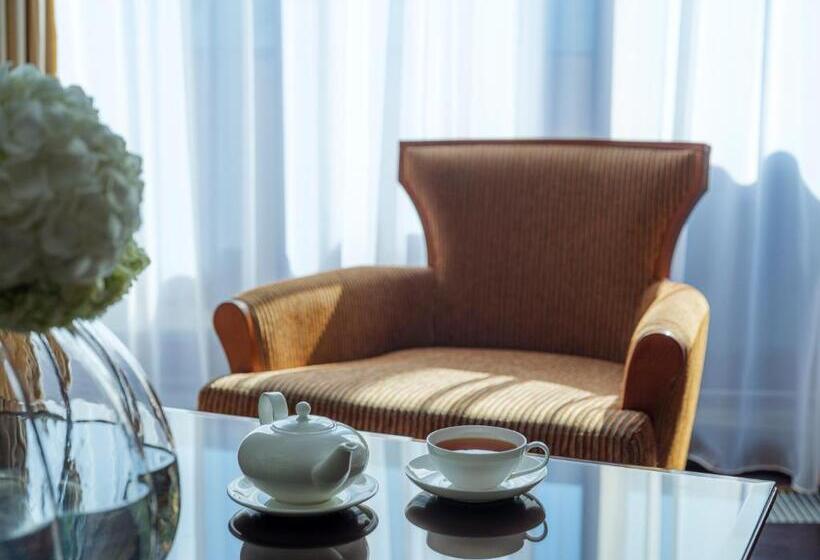 سوییت جونیور با چشمانداز دریاچه, Rixos Borovoe