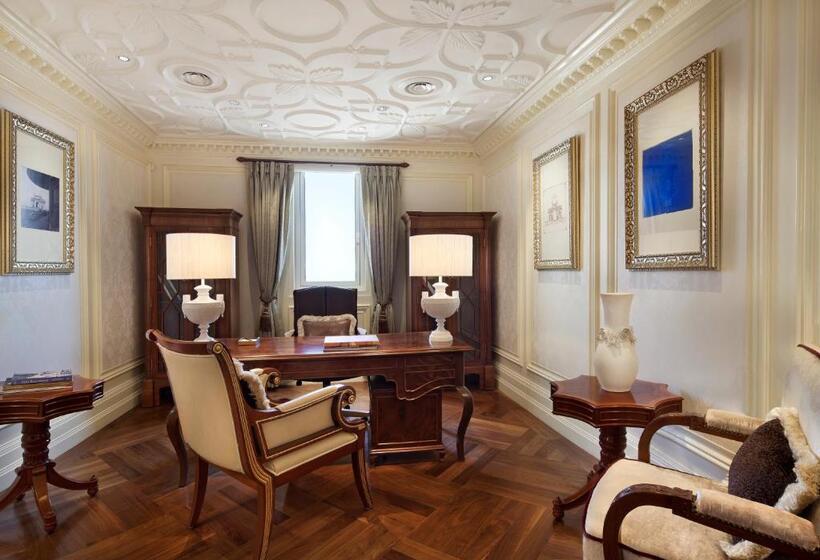 Deluxe Suite Sea View, The Taj Mahal Palace, Mumbai