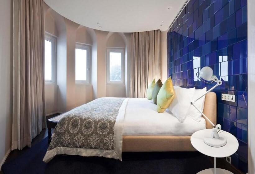 Deluxe Suite Sea View, The Taj Mahal Palace, Mumbai