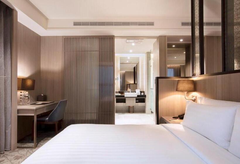 Deluxe Rum, Valletta