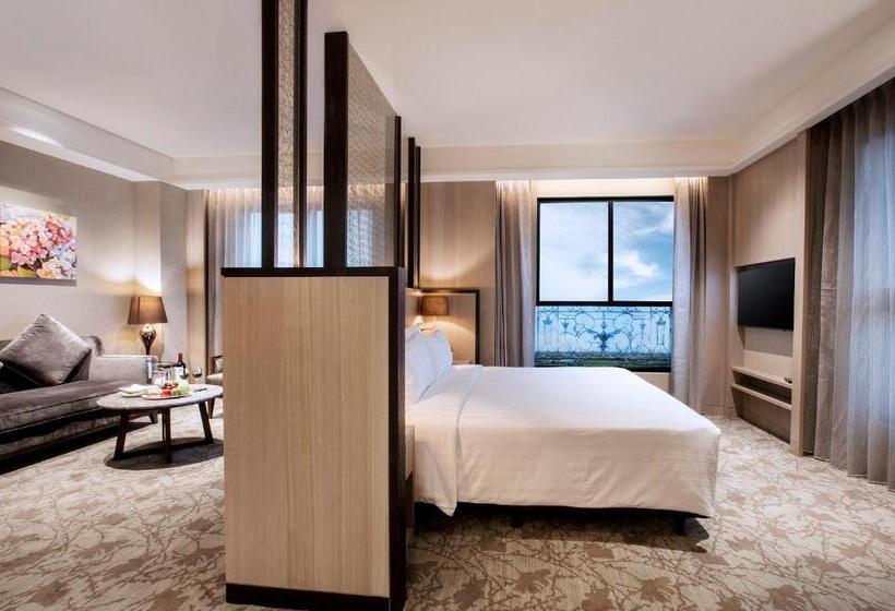 Deluxe Rum, Valletta