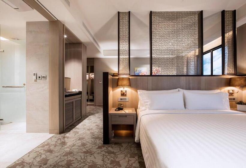 Deluxe Rum, Valletta