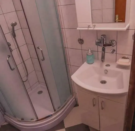 آپارتمان 1 خوابه با چشم‌انداز باغ, Venera Apartments