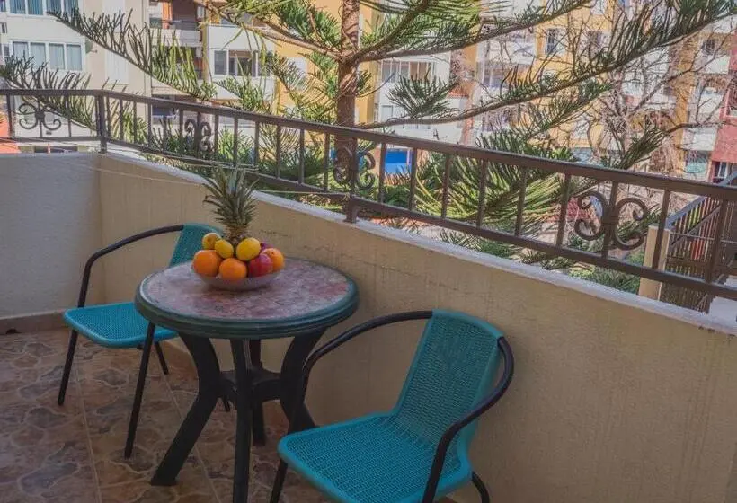 اتاق خانوادگی, Venera Apartments