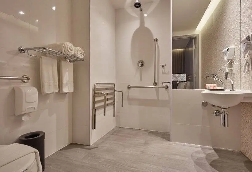 Chambre Standard Adaptée aux Personnes à Mobilité Réduite, Flix
