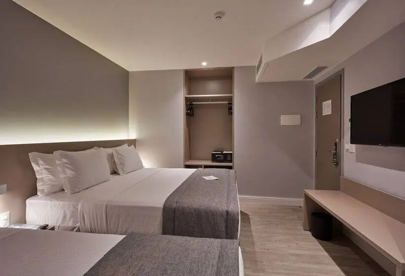 Chambre Triple Supérieure, Flix