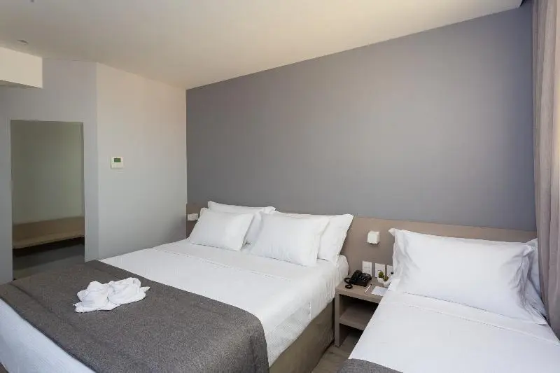 Chambre Triple Supérieure, Flix