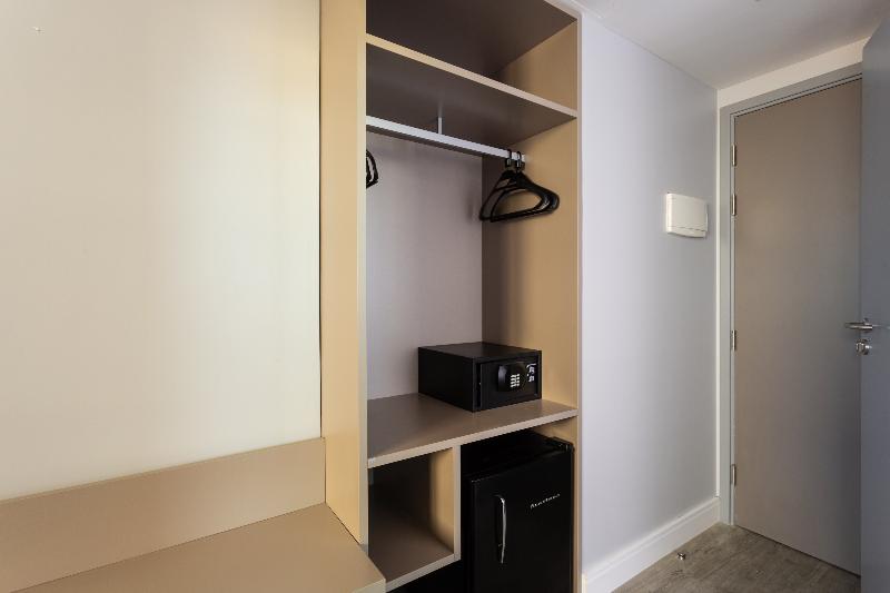 غرفة سوبيريور ثلاثية, Flix