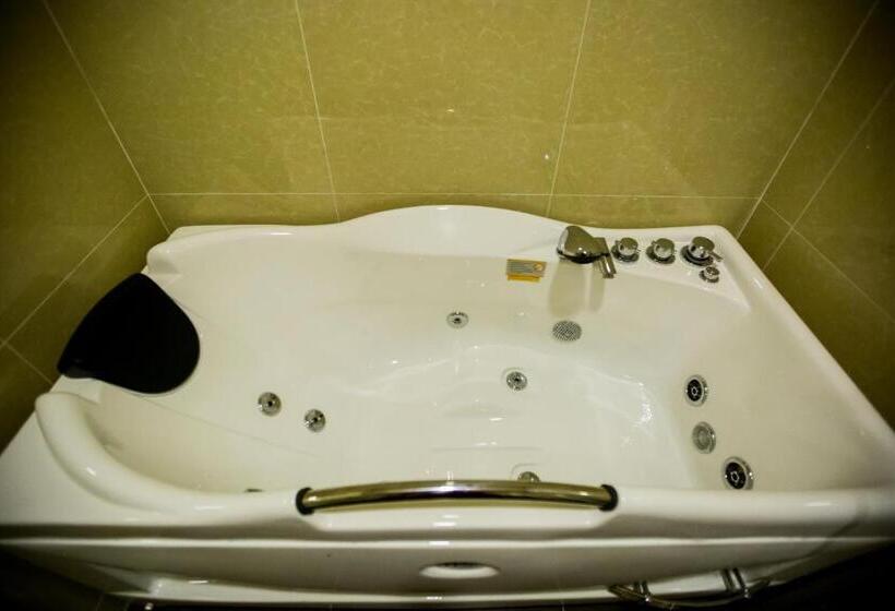 סוויטה עם ג'קוזי, Rs Boutique