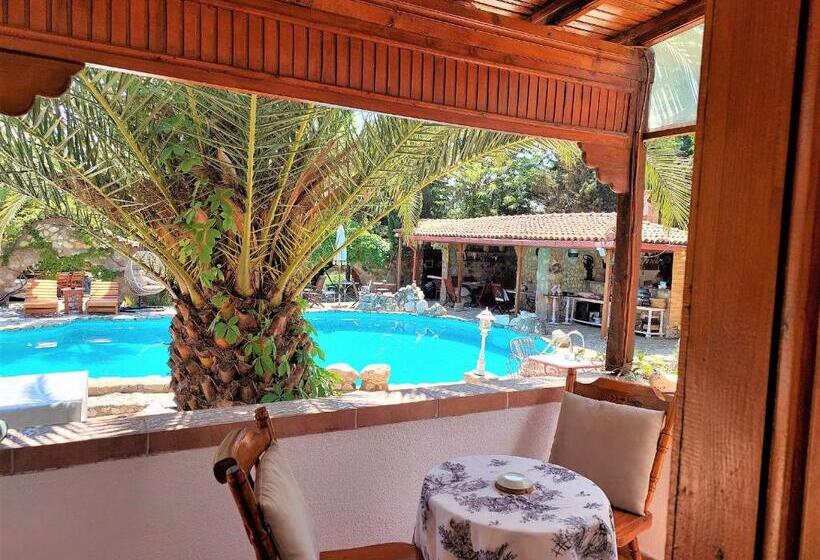 اتاق استاندارد سه تخته با چشمانداز استخر, Kemerbag 29 Adults Only