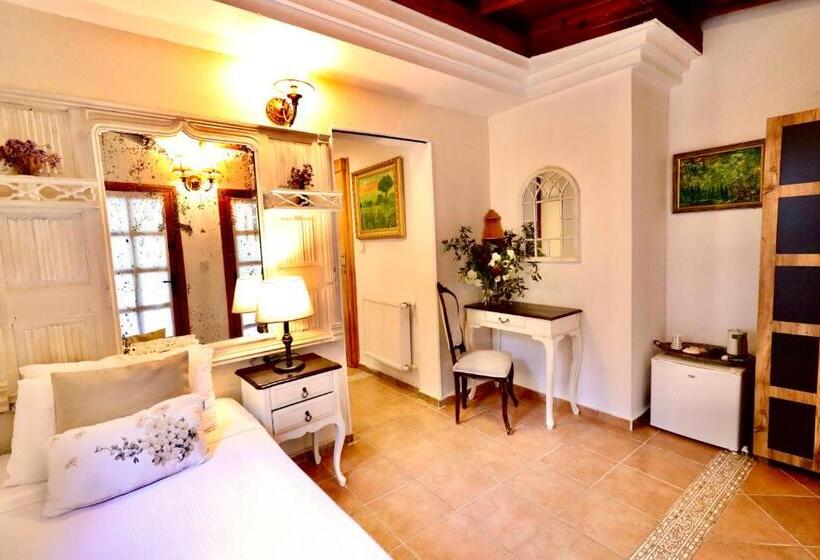 اتاق استاندارد سه تخته با چشمانداز استخر, Kemerbag 29 Adults Only