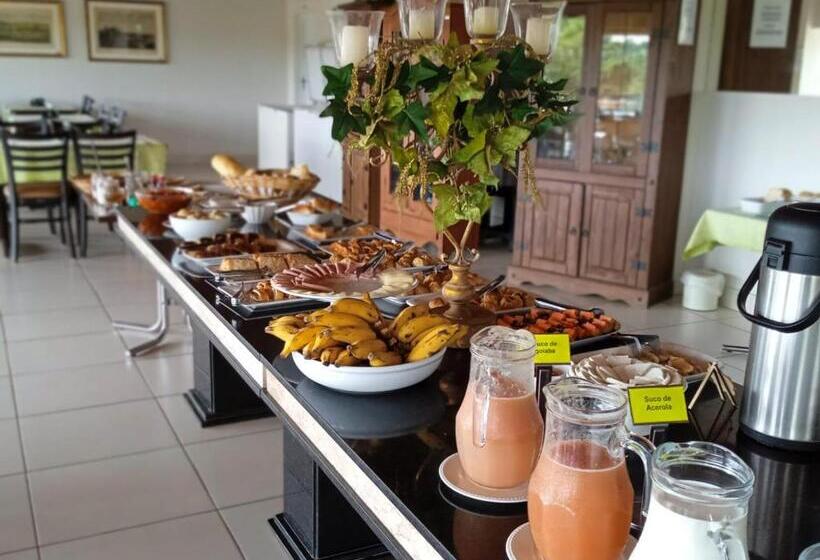 جناح ديلوكس, Escarpas Do Lago Capitolio