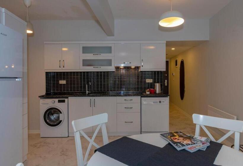 سوئیت با بالکن, Feri Suites