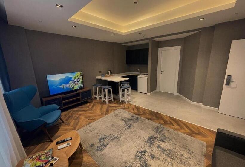 سوییت جونیور, Feri Suites