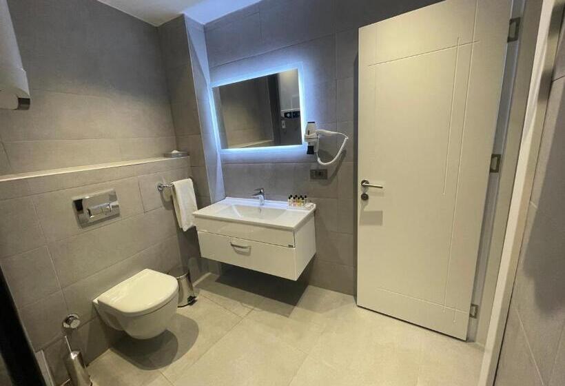 سوییت جونیور, Feri Suites