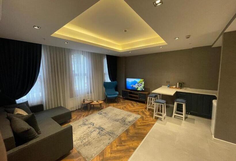 سوییت جونیور, Feri Suites