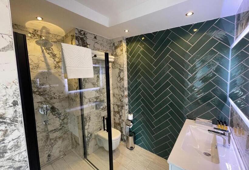 اتاق لوکس با چشمانداز دریا, Feri Suites