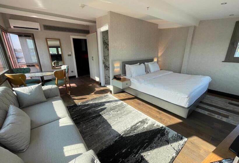 اتاق لوکس با چشمانداز دریا, Feri Suites