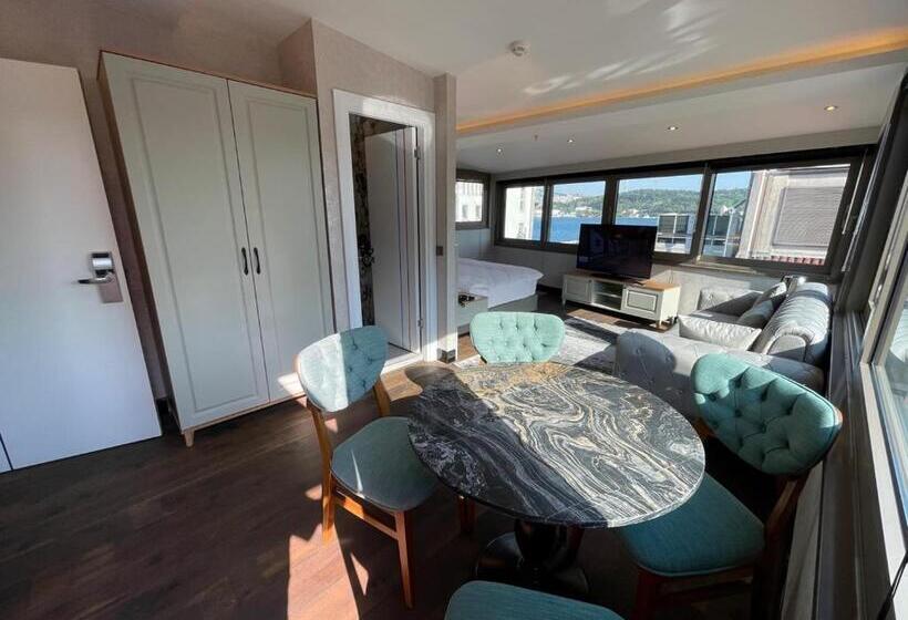 اتاق لوکس با چشمانداز دریا, Feri Suites