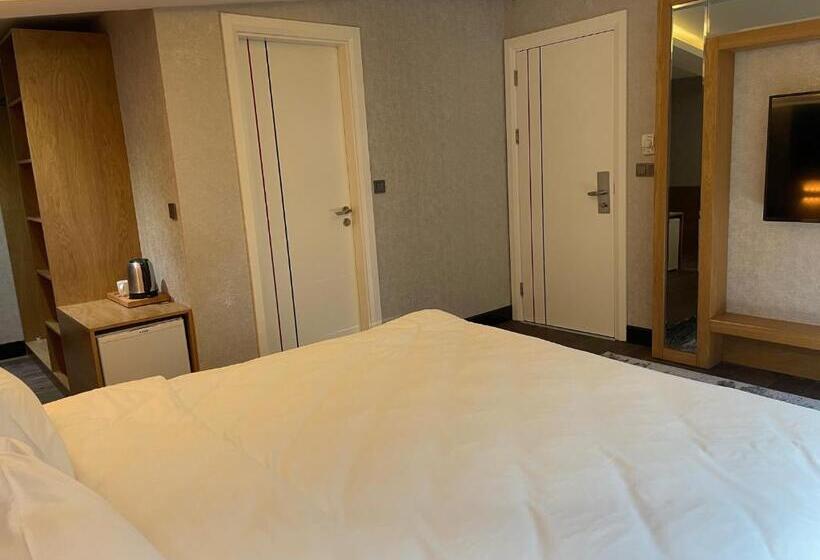 اتاق لوکس با چشمانداز دریا, Feri Suites