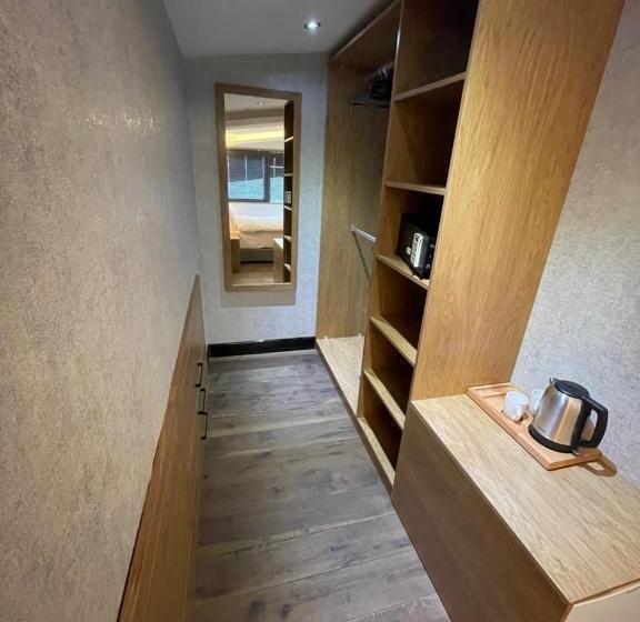 اتاق لوکس با چشمانداز دریا, Feri Suites