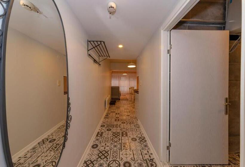 سوئیت با بالکن, Feri Suites