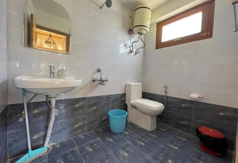 キングサイズベッドのスタンダードルーム, La Voglia Old Manali