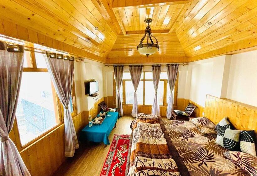 キングサイズベッドのスタンダードルーム, La Voglia Old Manali