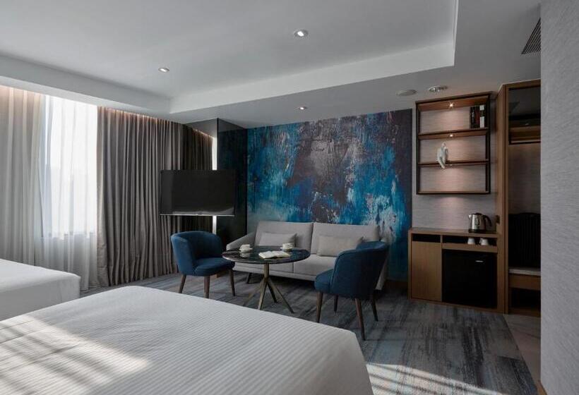 اتاق خانوادگی با چشمانداز دریا, Harbour 10