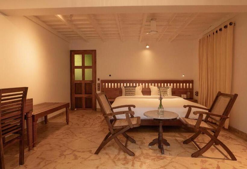 اتاق لوکس, Olam On The Lake