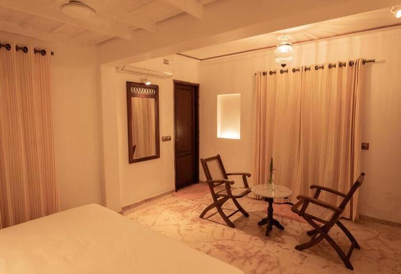 اتاق لوکس, Olam On The Lake