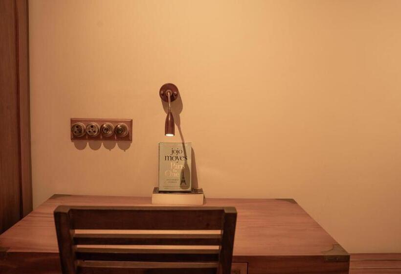 اتاق لوکس, Olam On The Lake