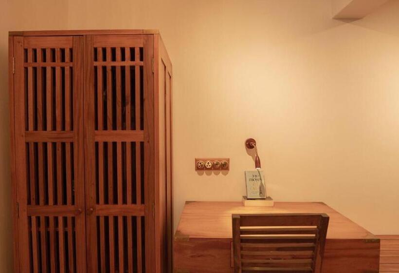 اتاق لوکس, Olam On The Lake