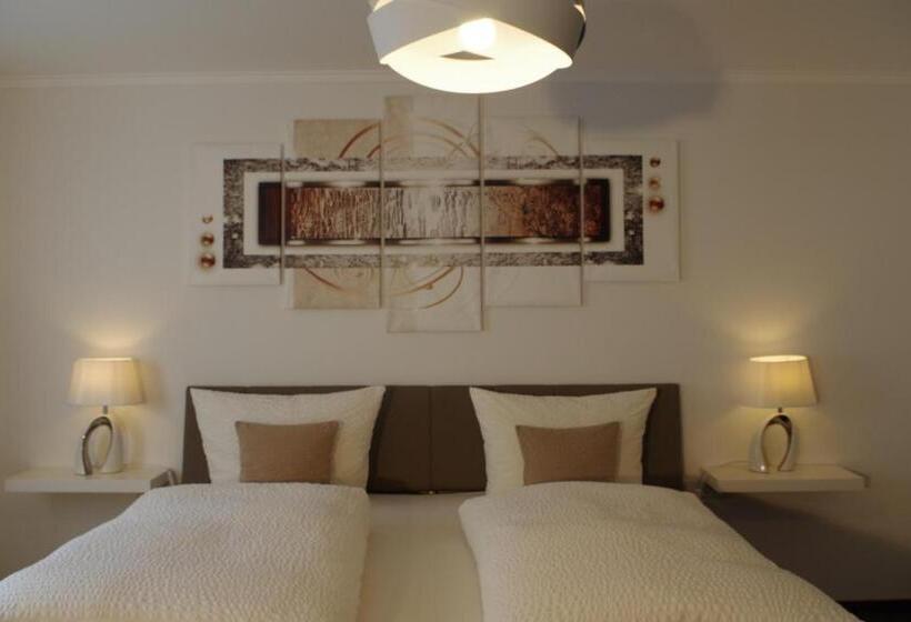 غرفة قياسية مزوَّدة بتراس, Beim Schneemann