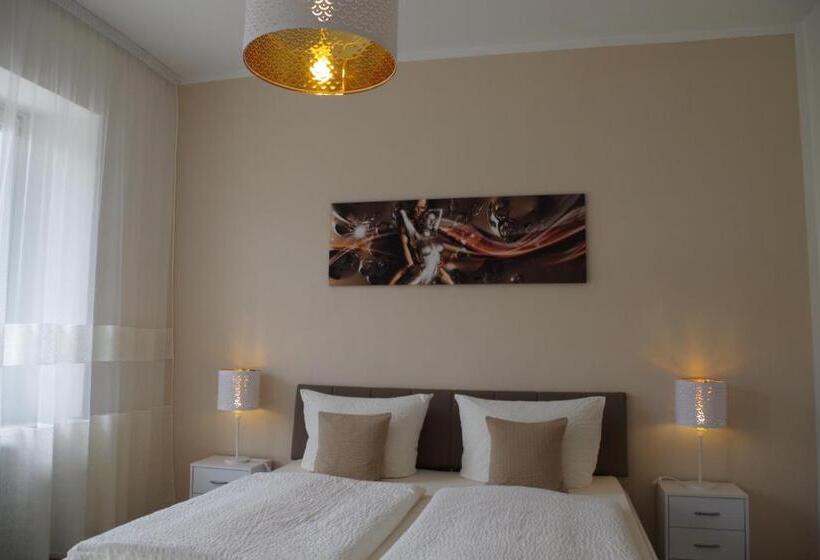 غرفة قياسية مزوَّدة بتراس, Beim Schneemann