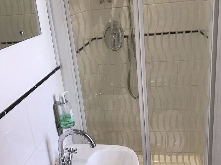 ベーシックルーム, Kempfield House