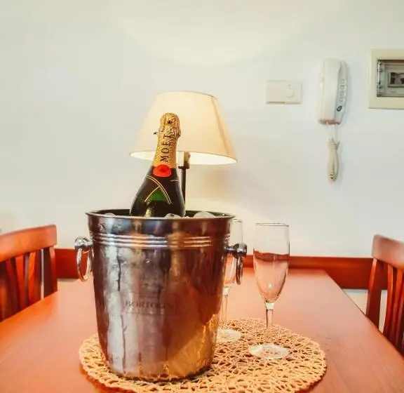 استودیوی استاندارد, Antico Pozzo Apartment