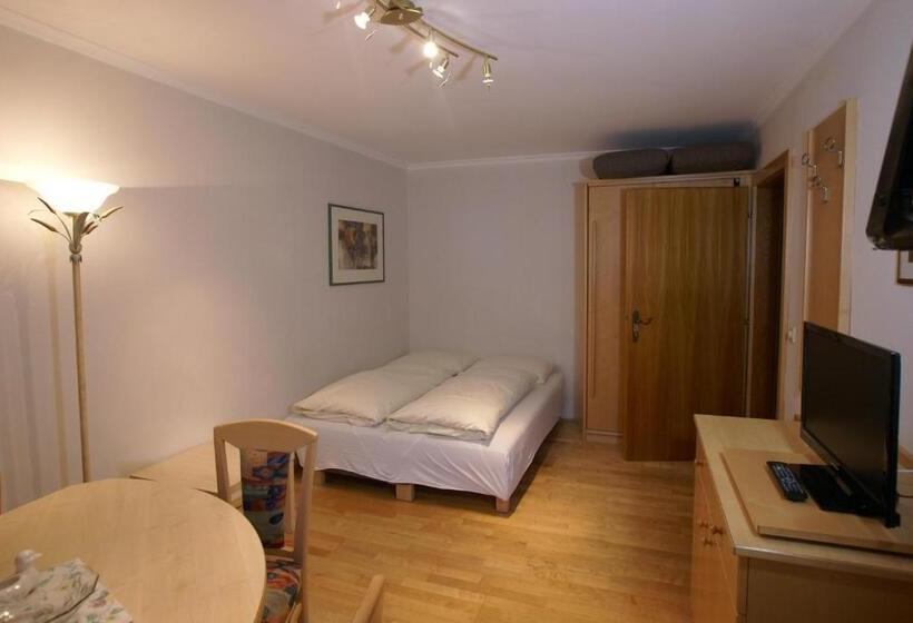 شقة غرفة واحدة, Gasthof   Restaurant Löcker