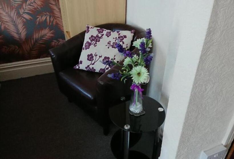 スタンダードトリプルルーム, Ash Lea