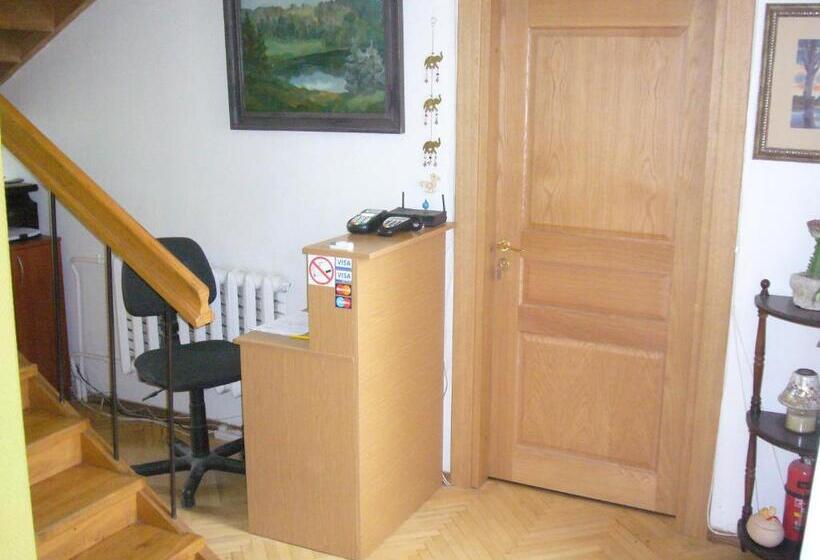 استودیوی استاندارد, Family