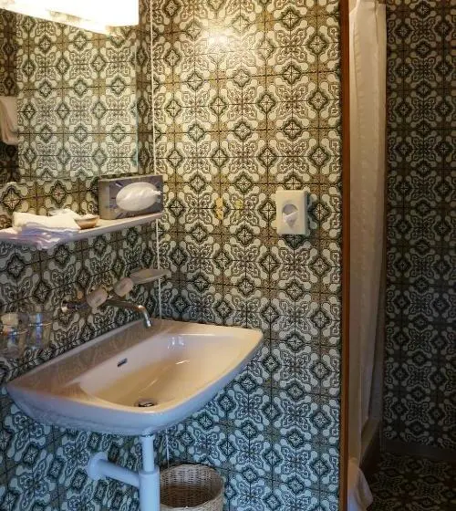 اتاق اکونومی با حمام مشترک, Wildhorn