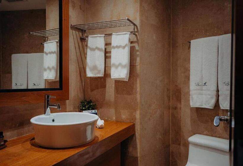 اتاق لوکس چهار تخته, The Bannister Hotel & Yacht Club By Mint